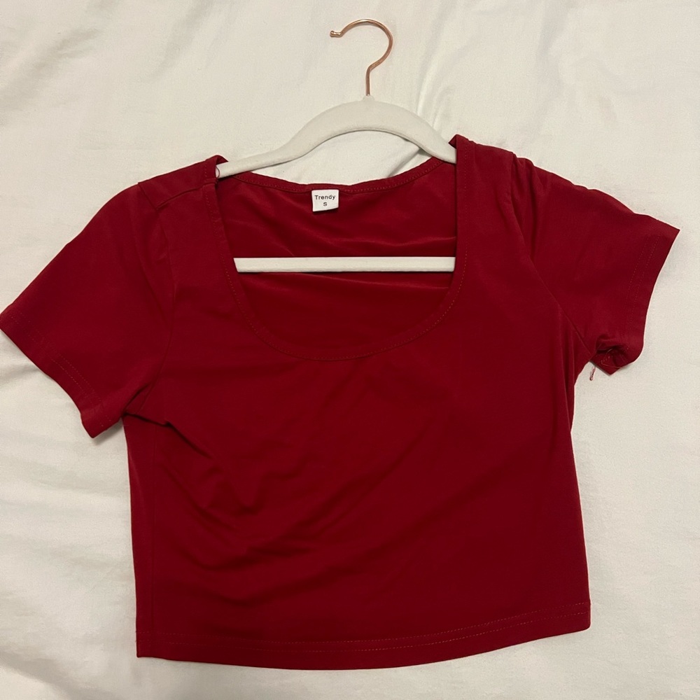 red t-shirt / crop top